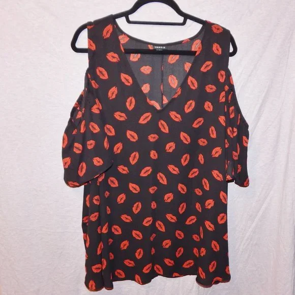 Torrid Lip Print Georgette Flutter Sleeve Cold Shoulder Blouse Size 4X - Picture 2 of 5